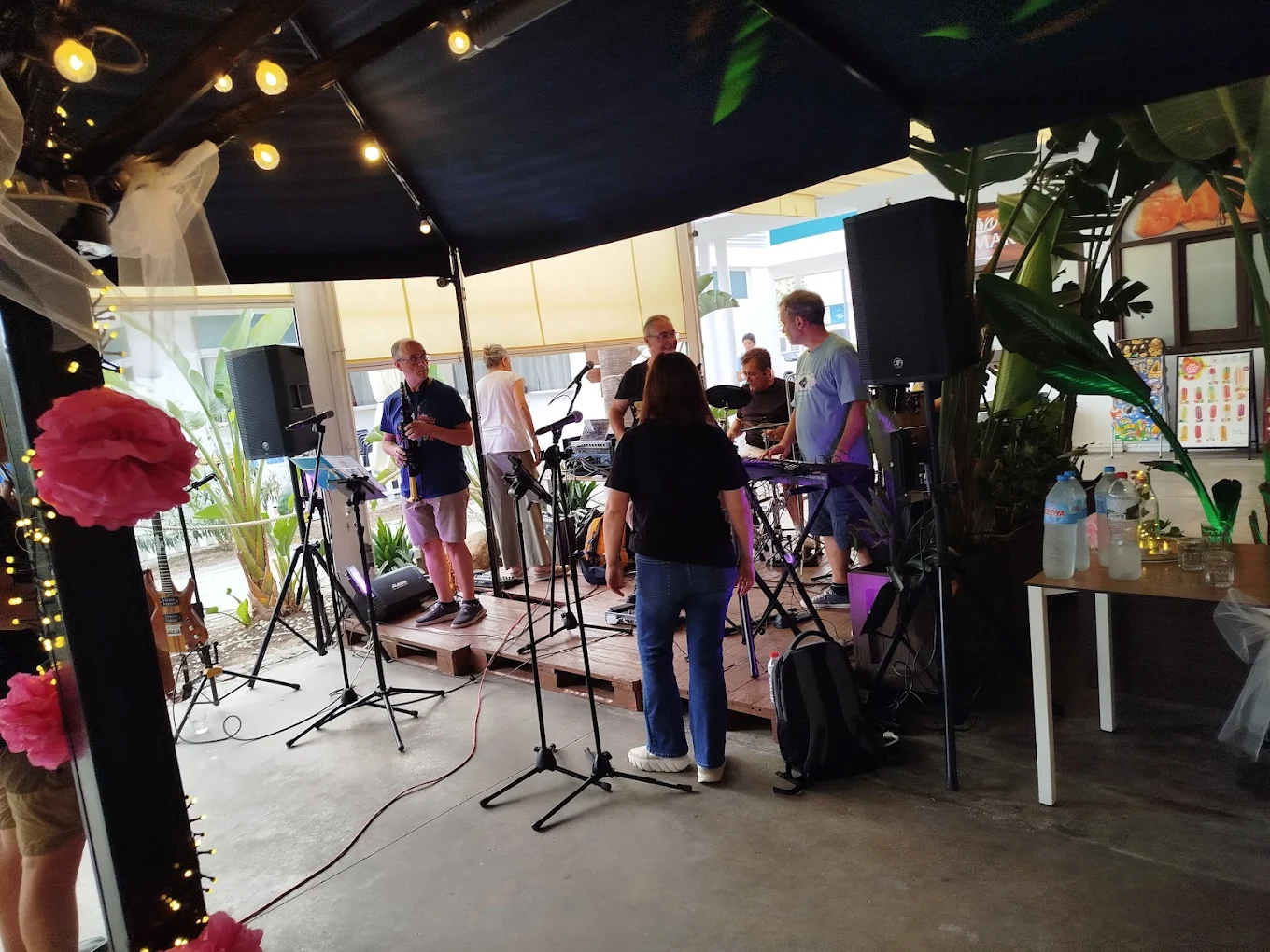 Banda tocando en la terraza