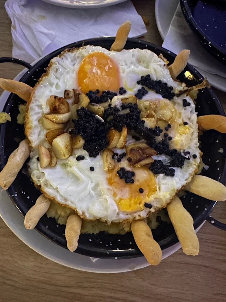 Timbal de huevos con caviar