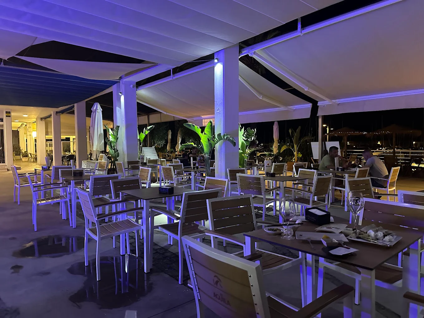 Terraza de noche con luces de ambiente
