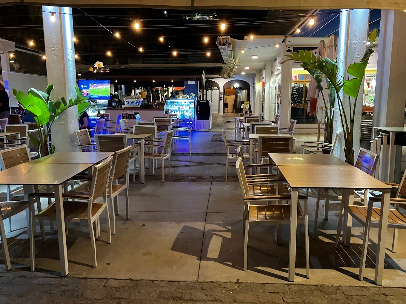 Terraza nocturna con guirnaldas