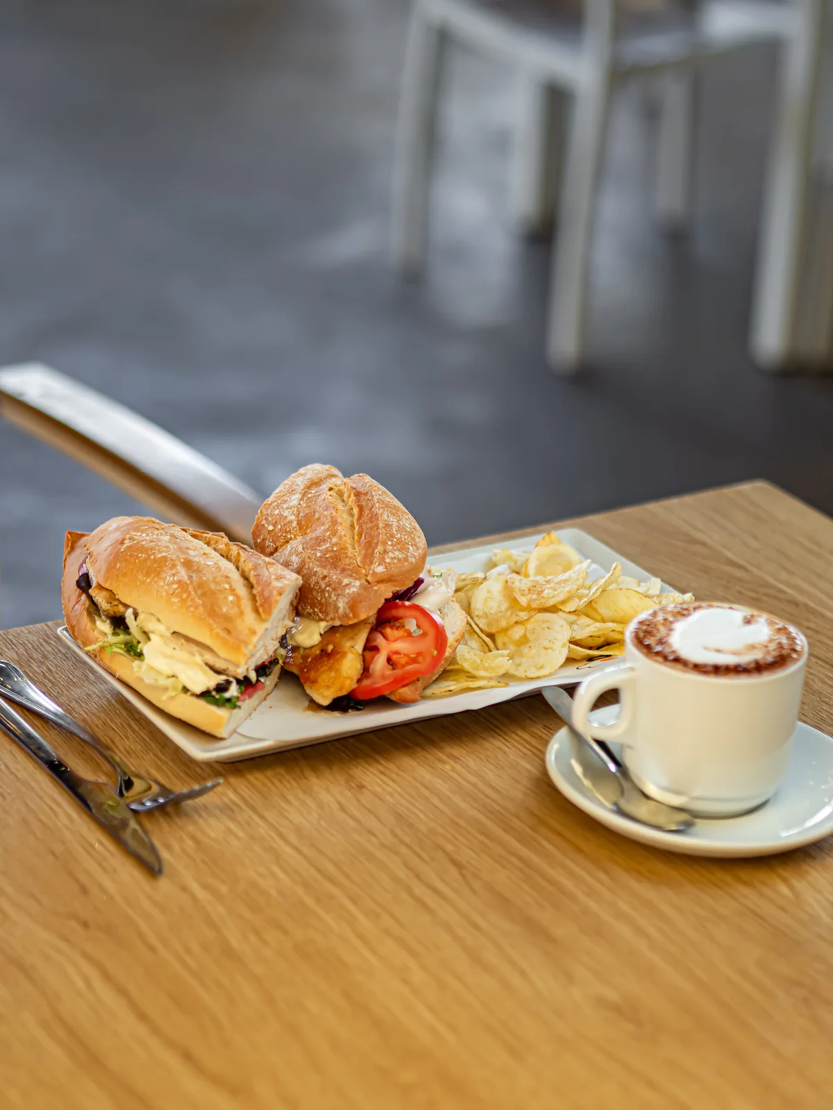Bocadillo y capuccino en la terraza