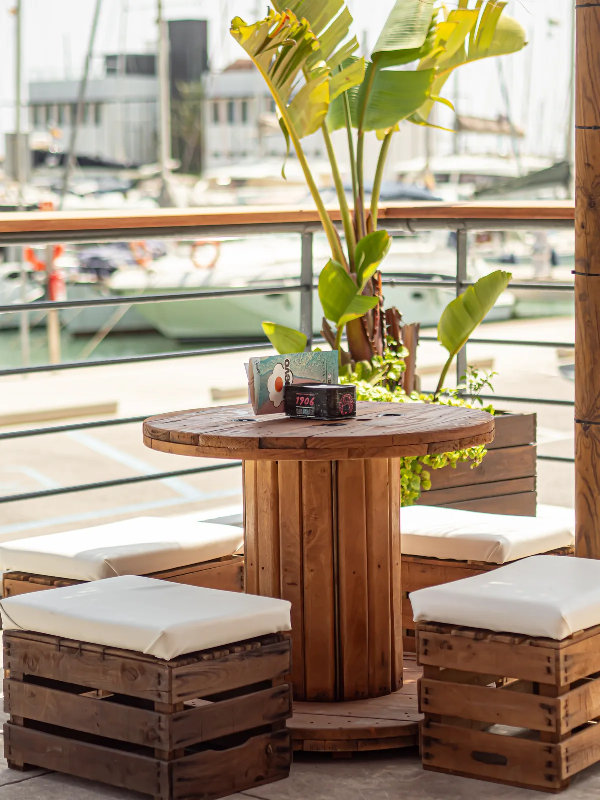 Rincón de la terraza con plantas y vistas a los barcos
