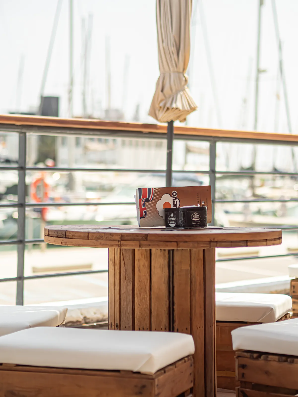 Mesa de madera en la terraza con vistas al puerto