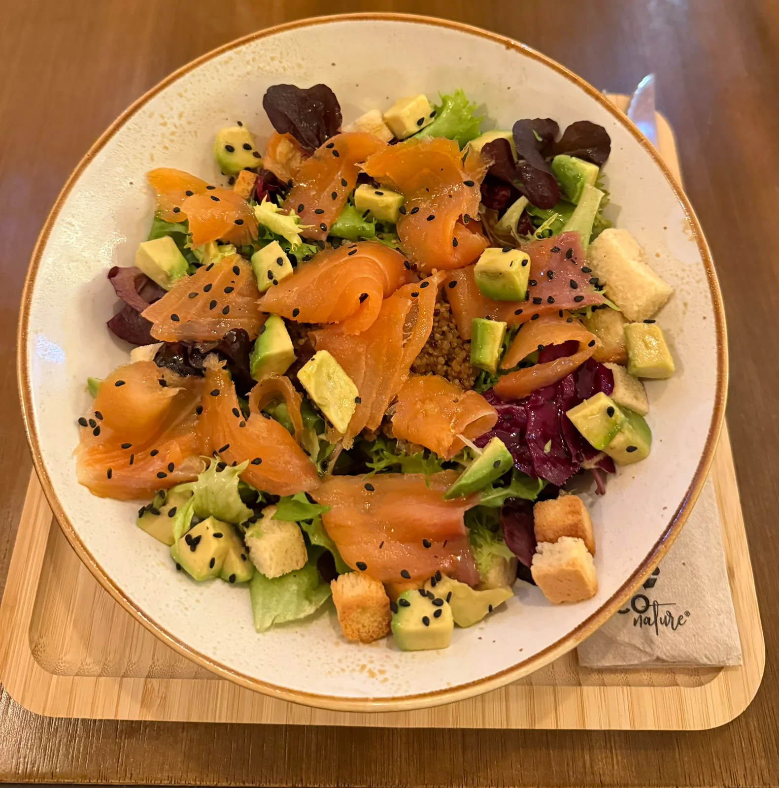 Bowl Andino con salmón ahumado y aguacate