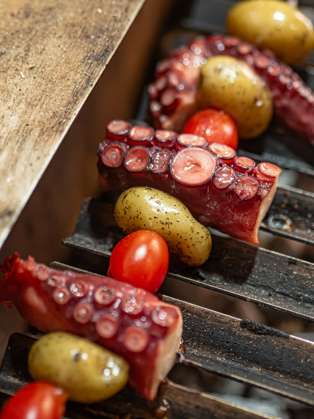 Pulpo a la brasa recién sacado de la parrilla
