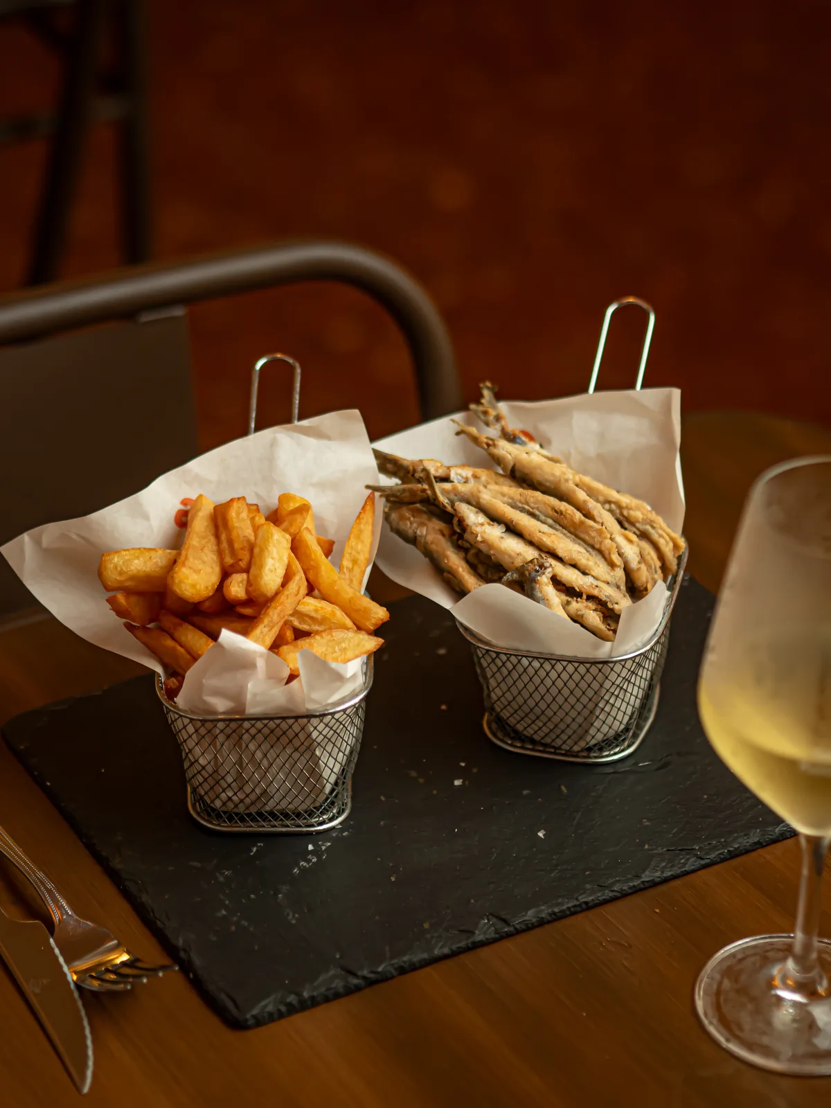 Cestas de patatas fritas y boquerones