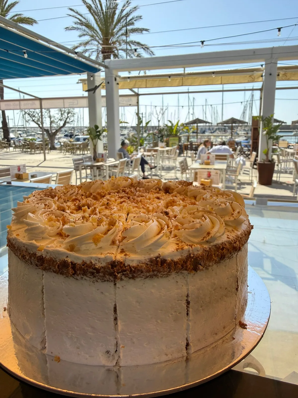 Tarta artesana con vistas al puerto