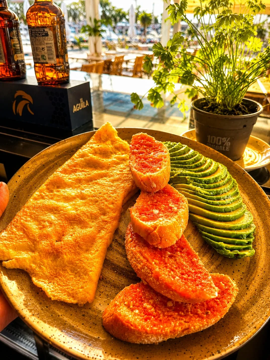 Tortilla francesa con tostas de tomate y aguacate