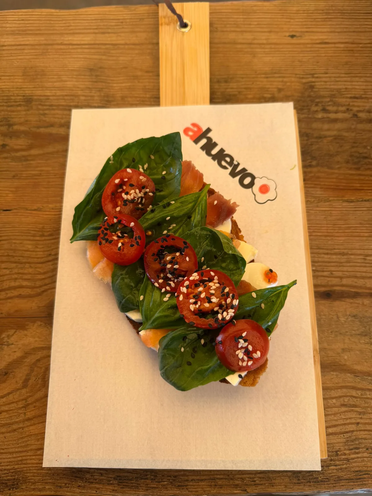 Tosta de mozzarella, albahaca y tomate