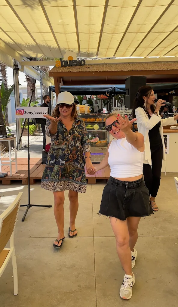 Gente bailando con música en directo