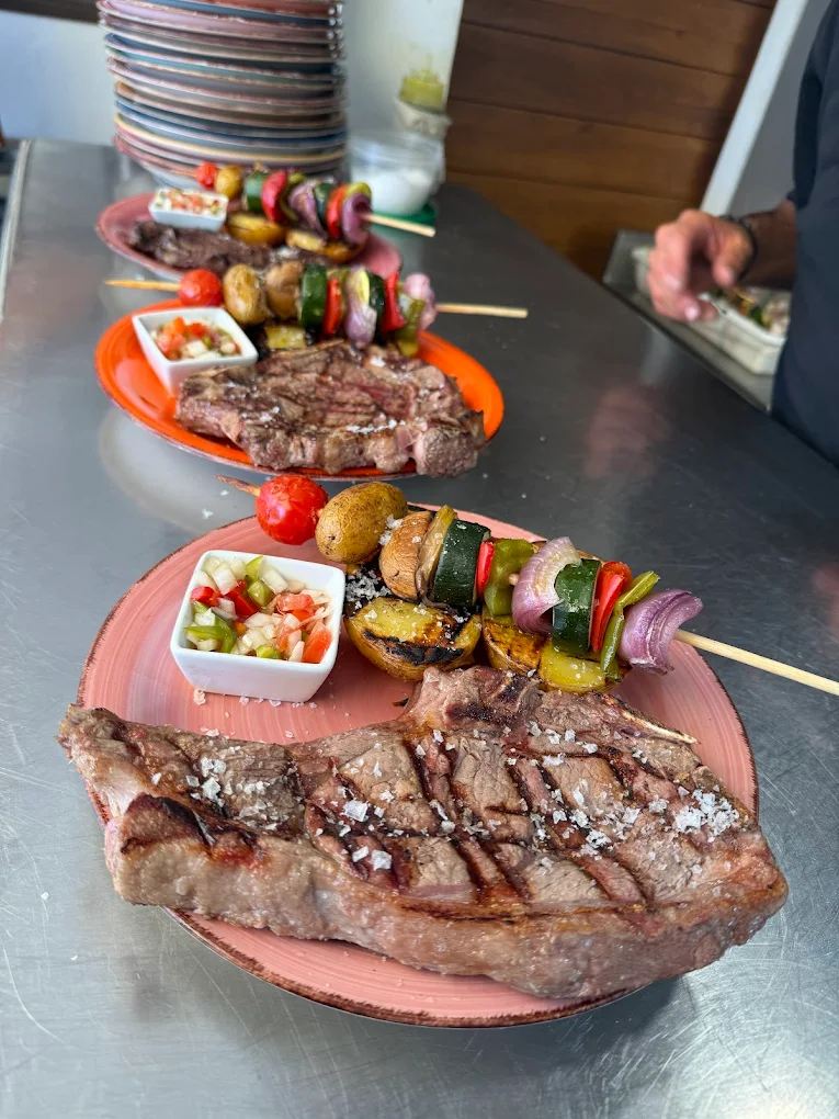 Vacío a la plancha con brocheta de verduras