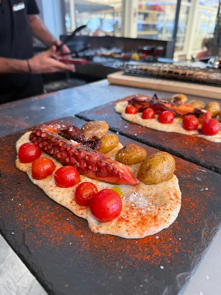 Pulpo a la brasa con tomates cherry y patatas